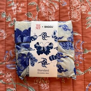 NWT Baggu x THE MET Blue & White Butterfly Vase bag!